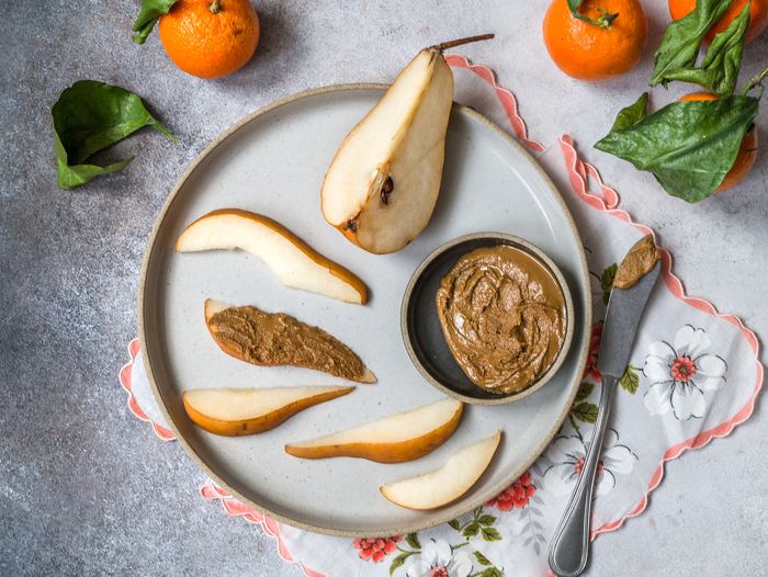 Peras rebanadas con mantequilla de cacahuetes