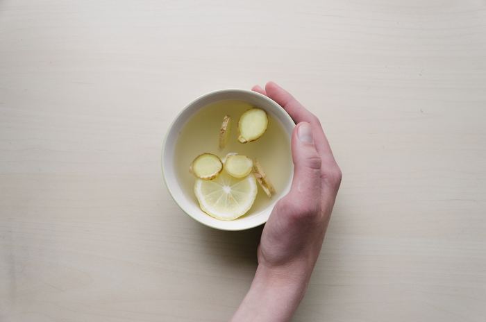 Frische Ingwer- und Zitronenscheiben in Teetasse