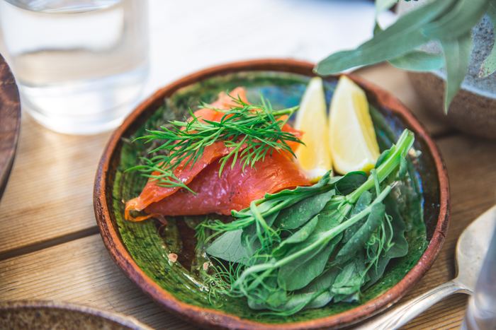 Salmón ahumado con verduras de hoja verde