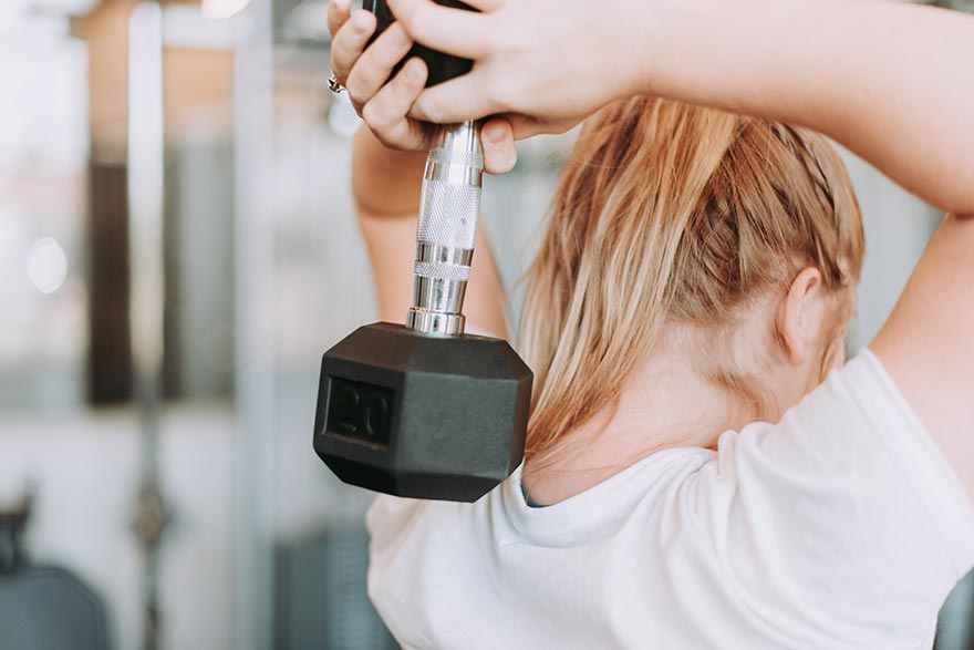 mujer haciendo extensiones de tríceps