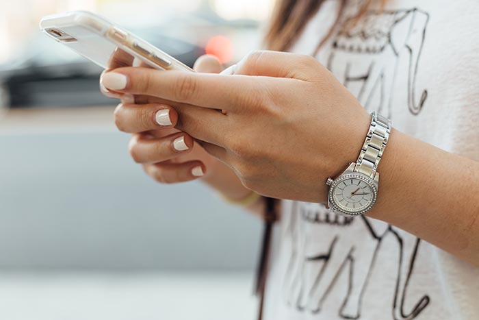 Mujer sosteniendo un teléfono