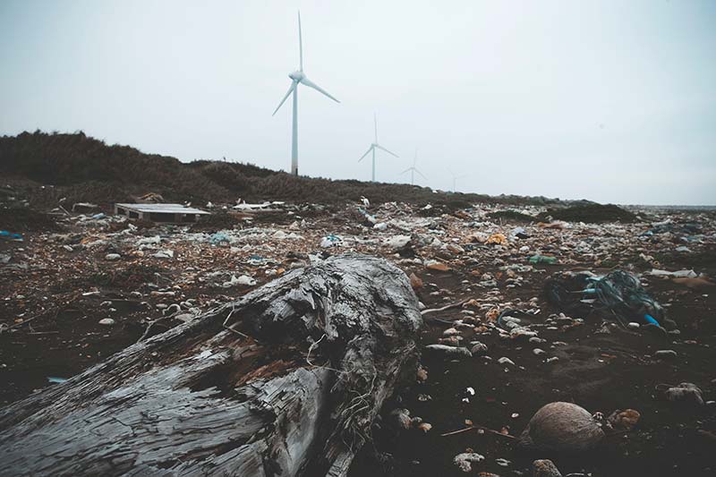 Landschap bedekt met plastic vervuiling