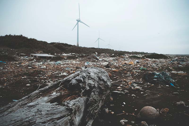 Landschaft mit Plastik bedeckt