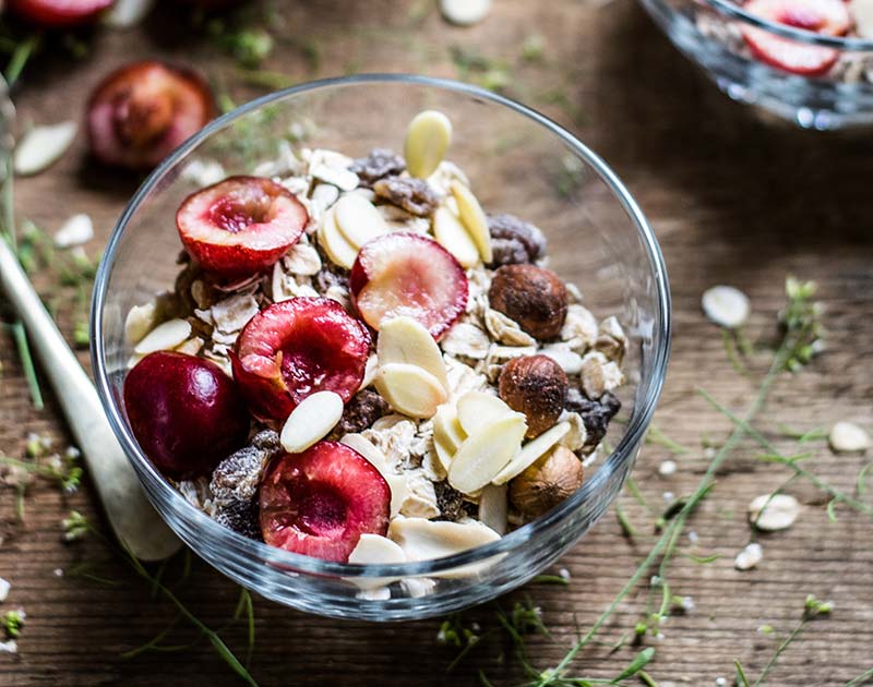 Schüssel mit Nüssen und Obst