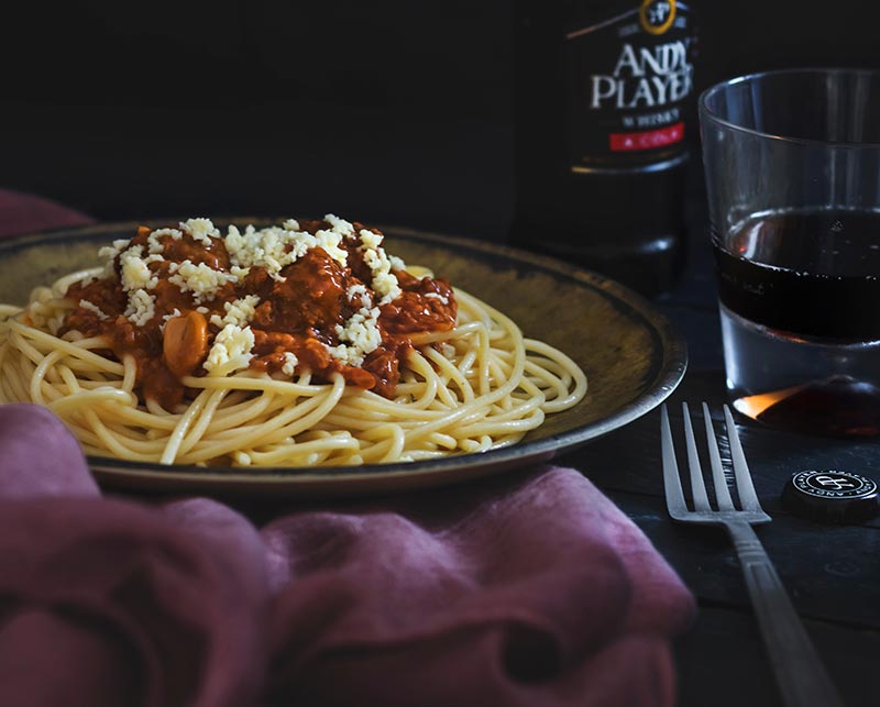 Teller mit Spaghetti und Soße