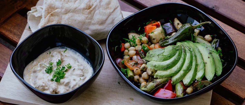 Avocat, salade de pois chiches avec des aliments santé