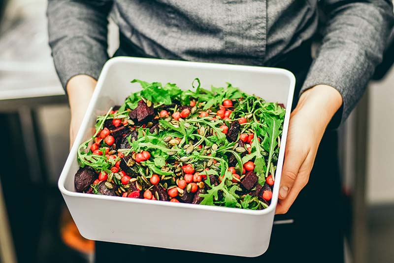 Ruccolasalat mit Beeren und Roter Bete