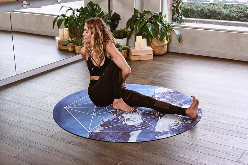 Vrouw die yoga doet in een studio