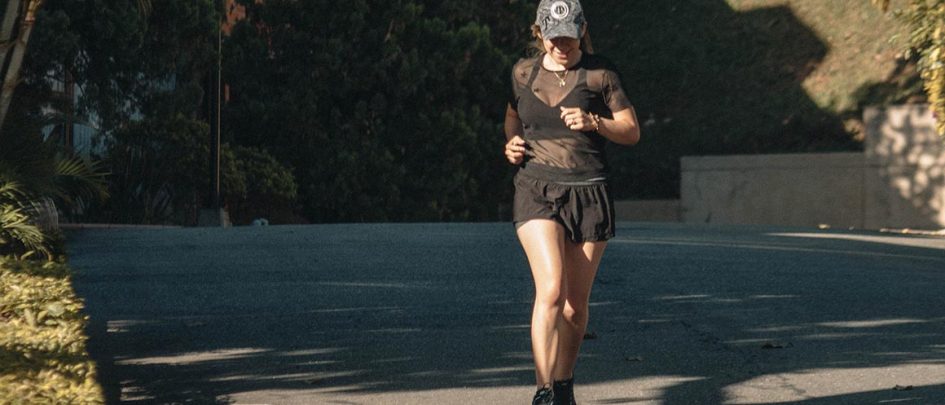 mujer corriendo al aire libre en un día soleado