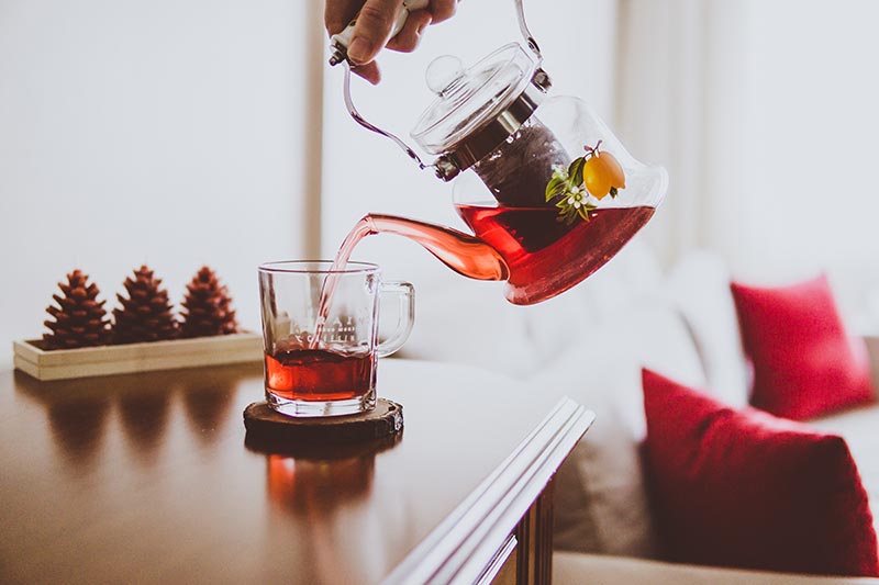 tisane versée dans une tasse en verre