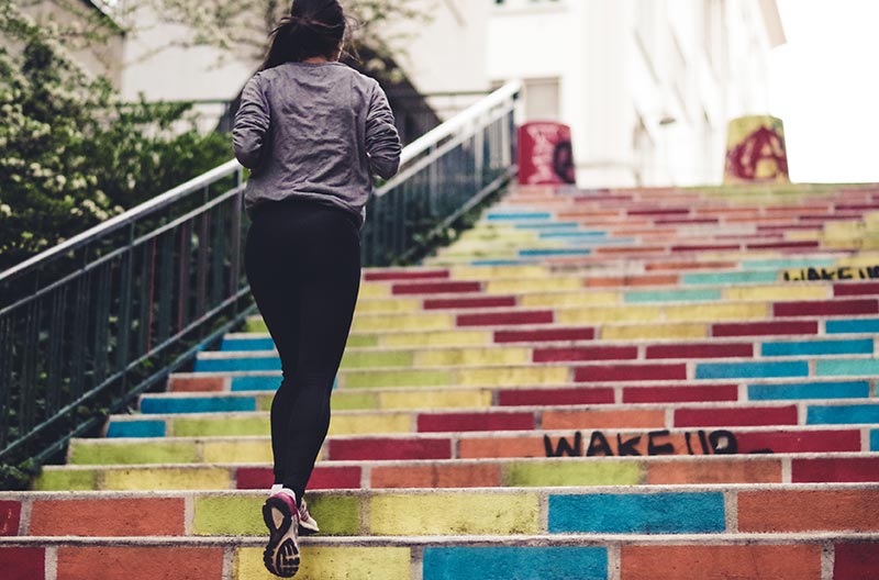 Frau, die Treppe hinauf rüttelt