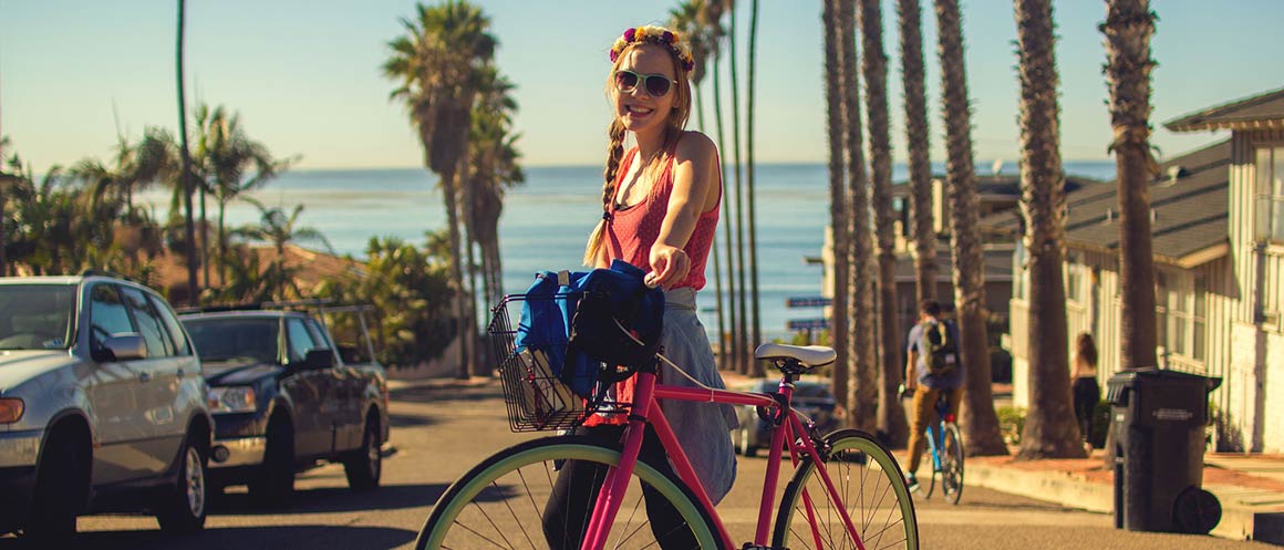 Frau im Urlaub mit Fahrrad