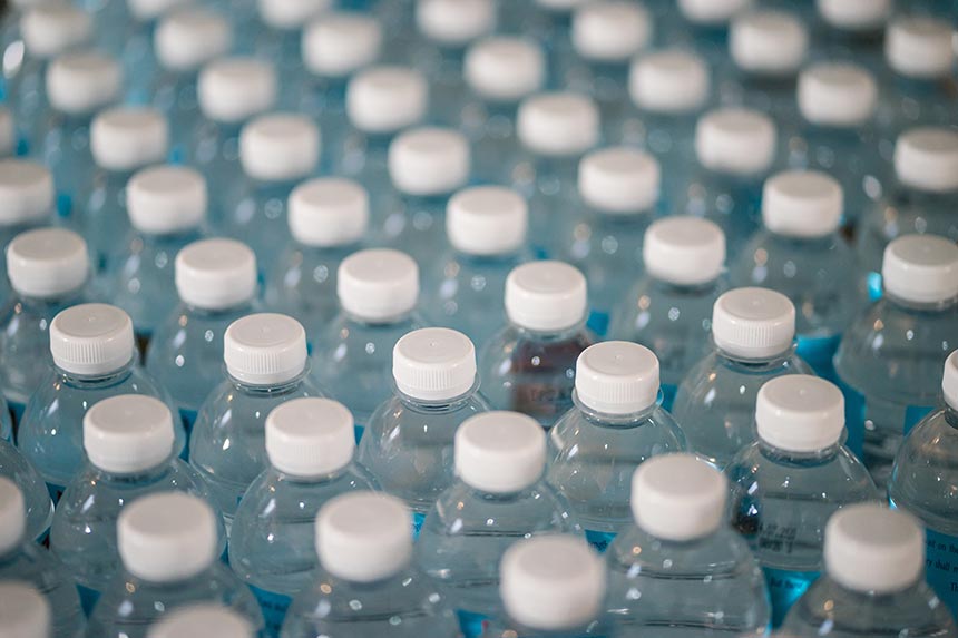 Imagen de las botellas de agua de plástico