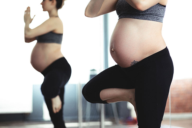 Schwangere Frau beim Yoga