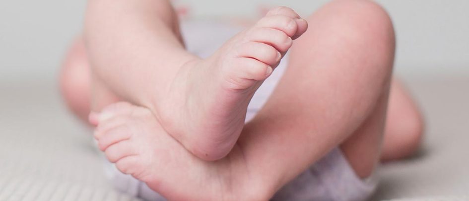 babies feet diaper