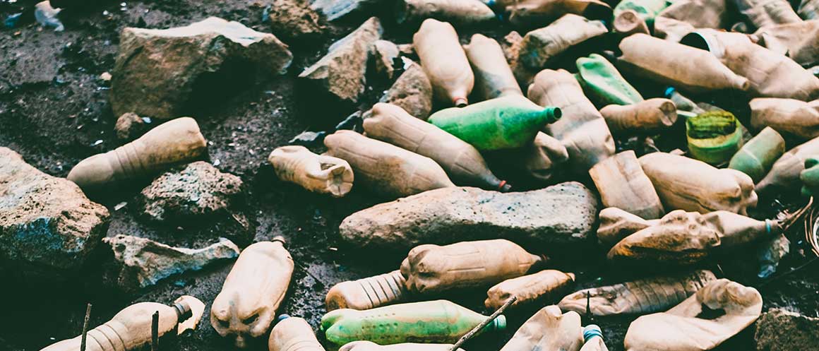 aangespoelde plastic flessen op het strand