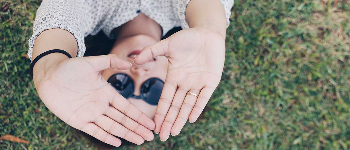 Une femme qui fait un cœur avec ses mains