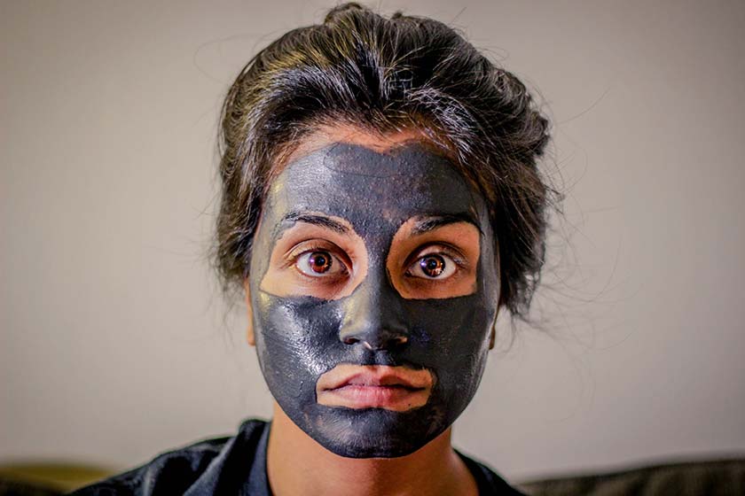 Vrouw met een gezichtsmasker op