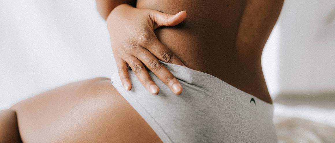 Des femmes en sous-vêtements blancs qui se tiennent les hanches