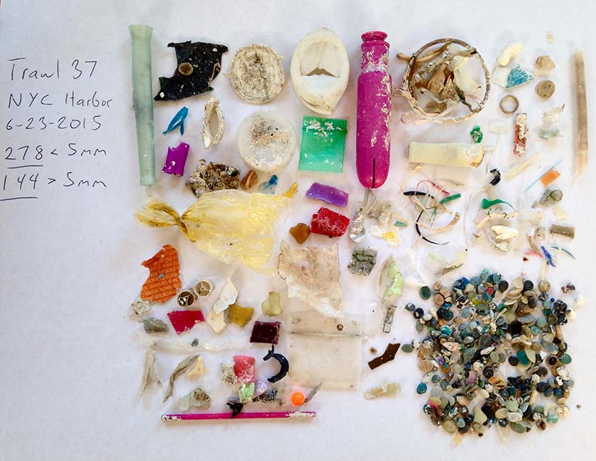 Buntes Plastik und Mikroplastik vom Strand