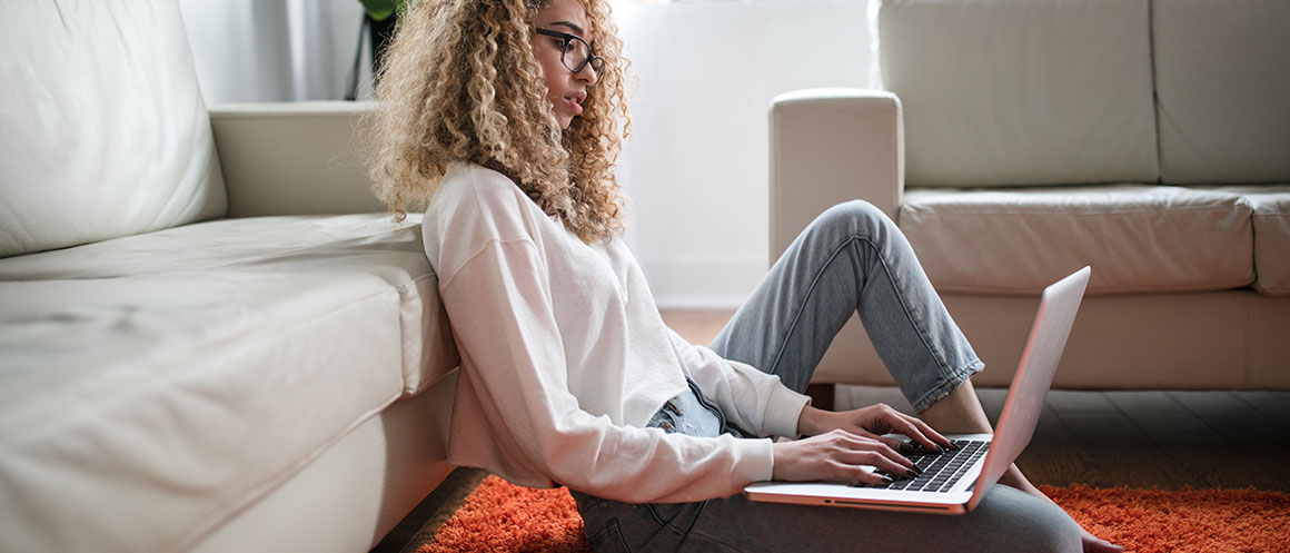 Frau arbeitet am Laptop