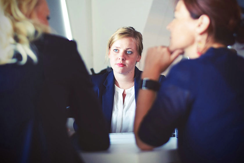 Frauen im Gespräch auf der Arbeit