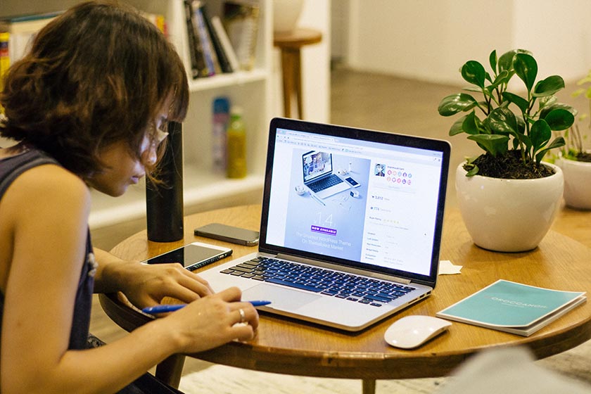 Frau arbeitet zu Hause am Laptop 