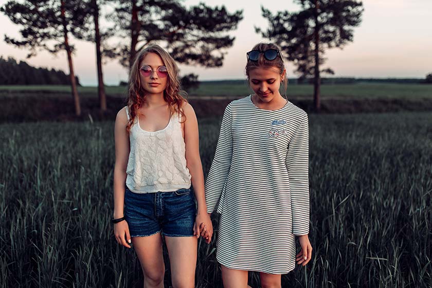 Deux filles qui se tiennent la main