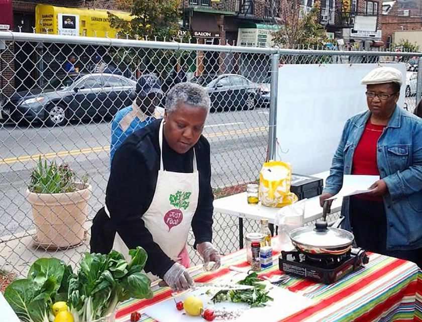 Un chef communautaire au marché de producteurs locaux