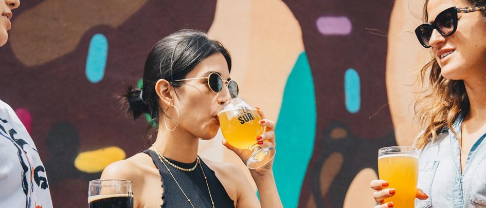 Frauen trinken Bier