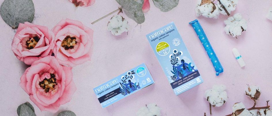 Tampons bio entourés de roses et de coton