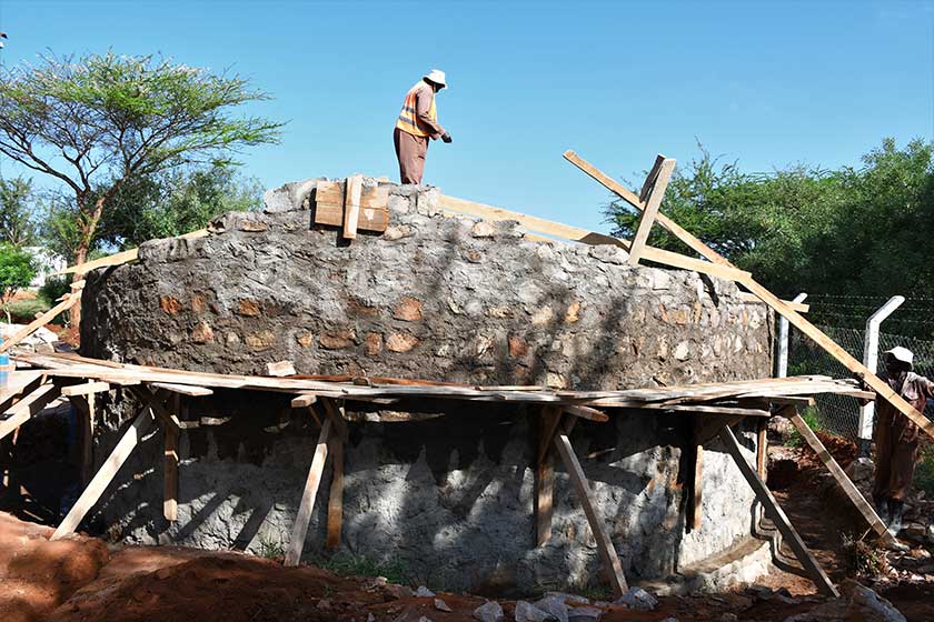 Bauen eines Regenwassertanks in Kenia