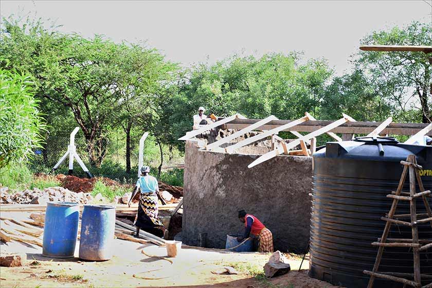 Construction d'une citerne d'eau de pluie au Kenya