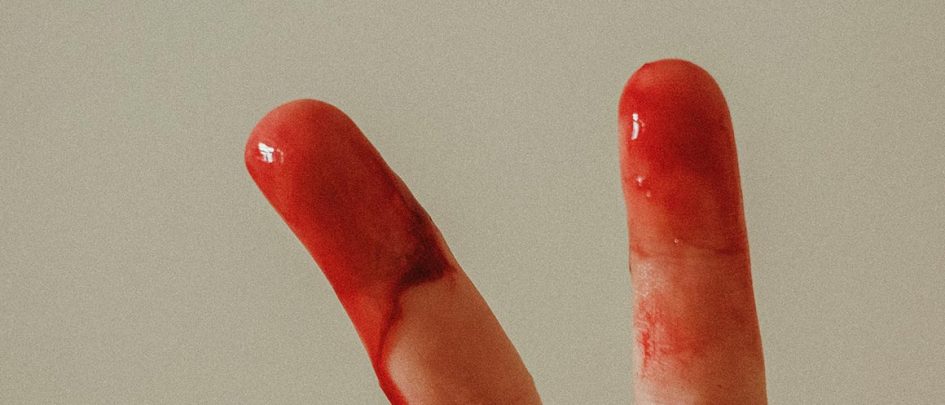 Menstruationsblut an zwei Fingern