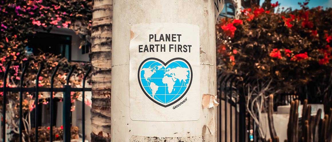 Affiche « Planet Earth First » sur un lampadaire
