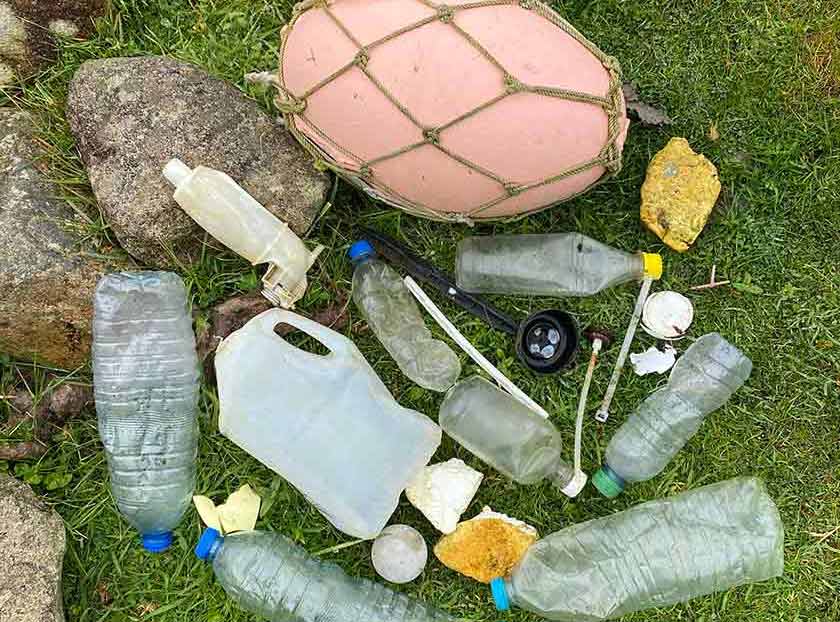Plastikmüll in einem Feld gesammelt