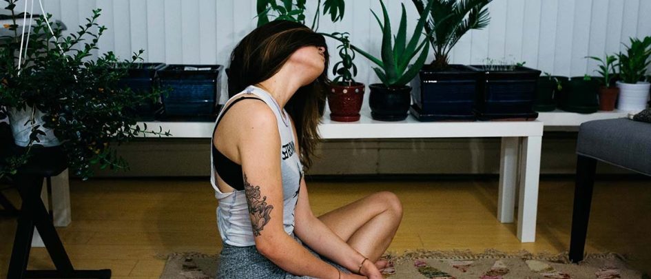 Chica practicando yoga durante su menstruación