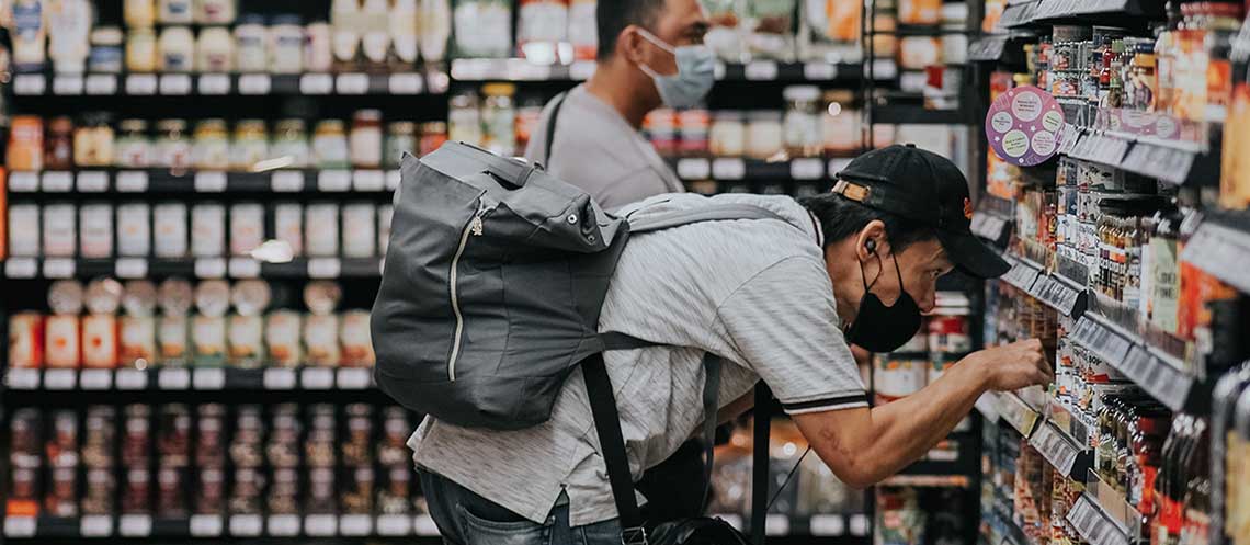Twee mannen zoeken naar producten in een winkel