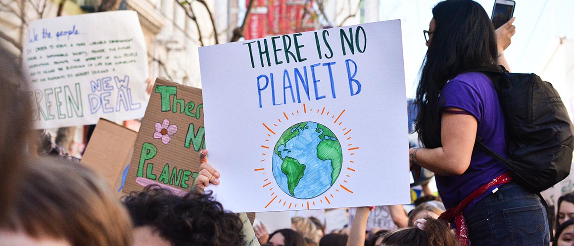 Demonstrationsschild auf welchem steht: No Planet B