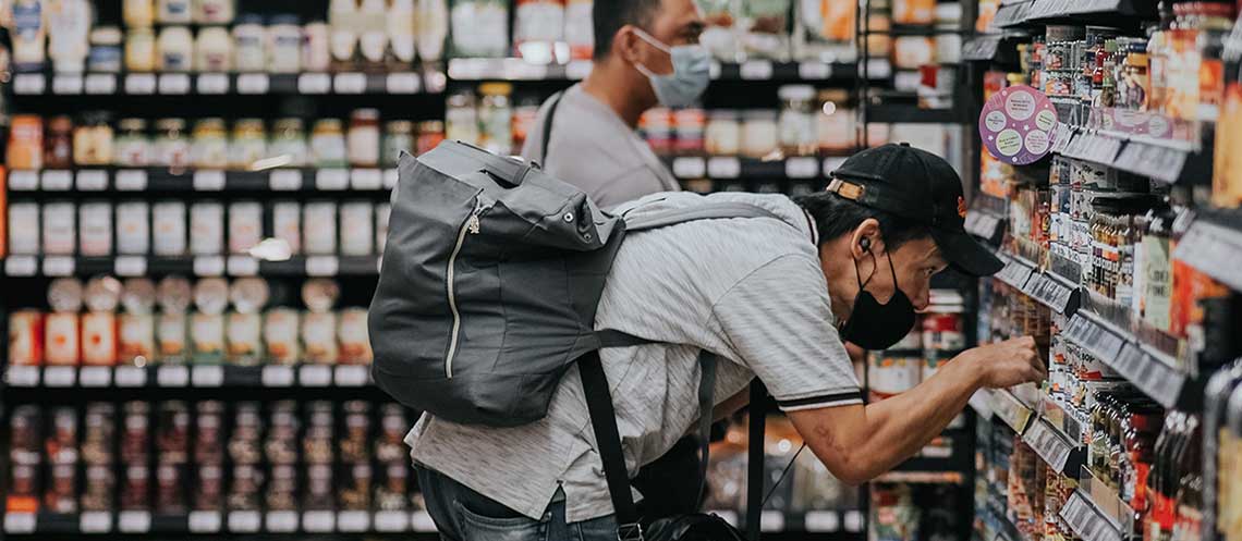 Zwei Männer zwischen Supermarktregalen