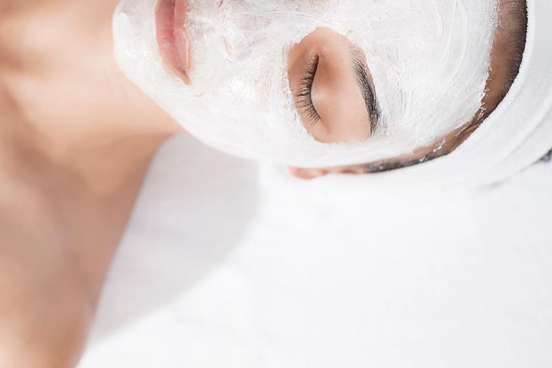 Femme avec un masque de beauté