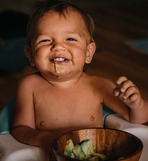 Un bébé heureux, en train de manger