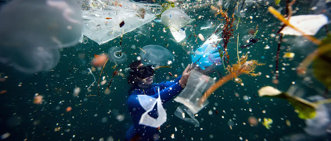 Buceador de alta mar recogiendo plástico