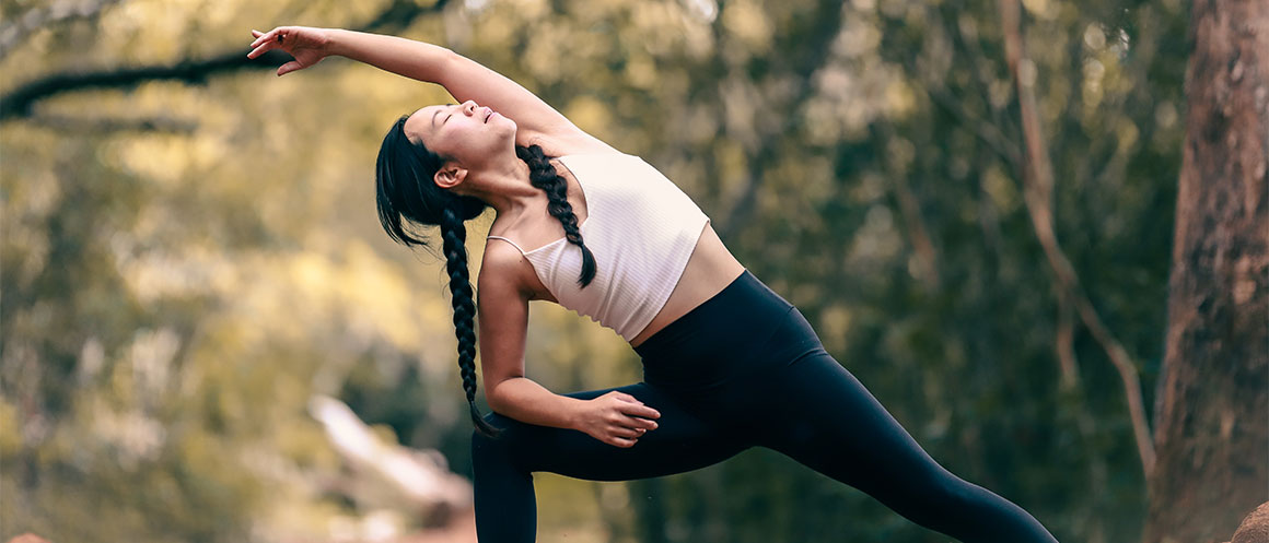 Persoon die buiten yoga doet